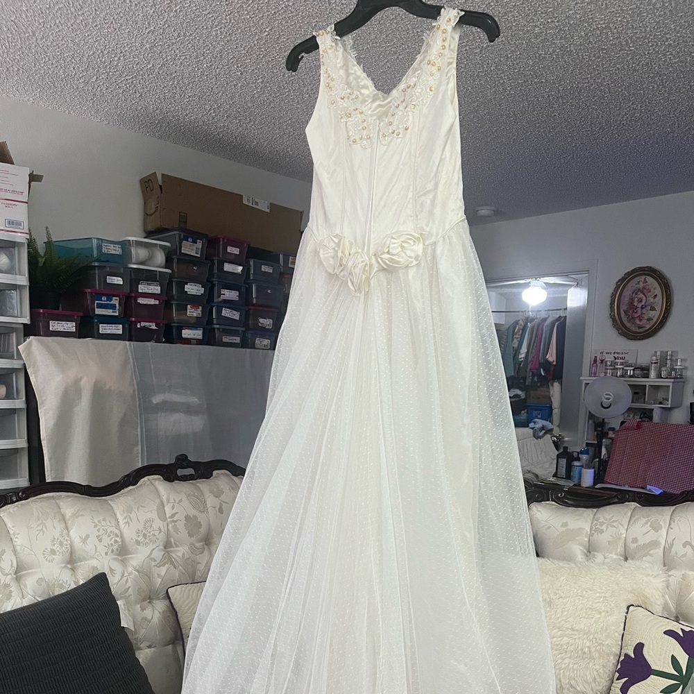 VTG: Tulle Ivory Wedding Gown
